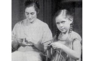 Elizabeth Zimmermann knitting alongside daughter Meg Swansen knitting