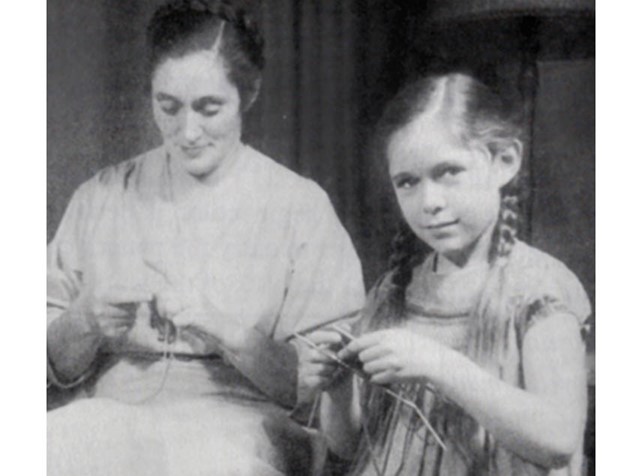 Elizabeth Zimmermann knitting alongside daughter Meg Swansen knitting